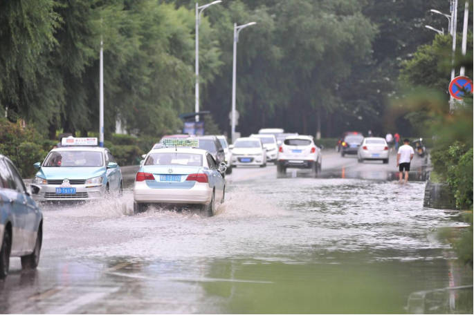 雨天路成河，路面積水成災如何應對(圖1)